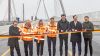 sieben Personen (Vertreter*innen der Autobahn GmbH und der Politik) durschneiden feierlich ein Band auf der neuen Rheinbrücke Leverkusen